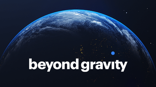 Blick auf die Erde aus dem Weltraum mit dem Logo des Unternehmens Beyond Gravity.