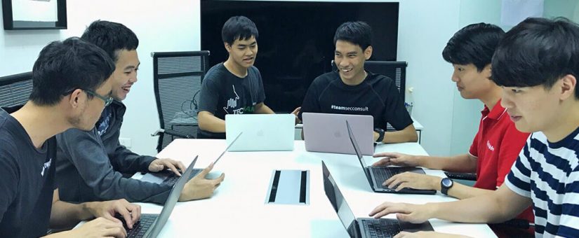 Junge Asiaten arbeiten gemeinsam mit ihren Laptops  - SEC Consult